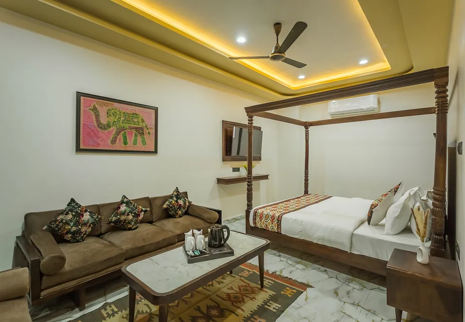 King Suite sitting area and four-poster bed
