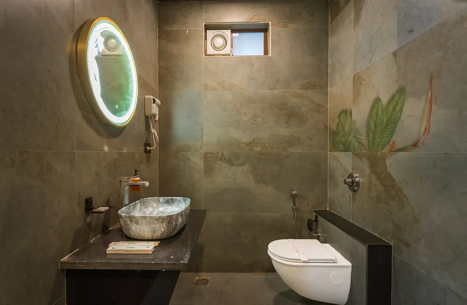 King Suite bathroom with painted stone wall