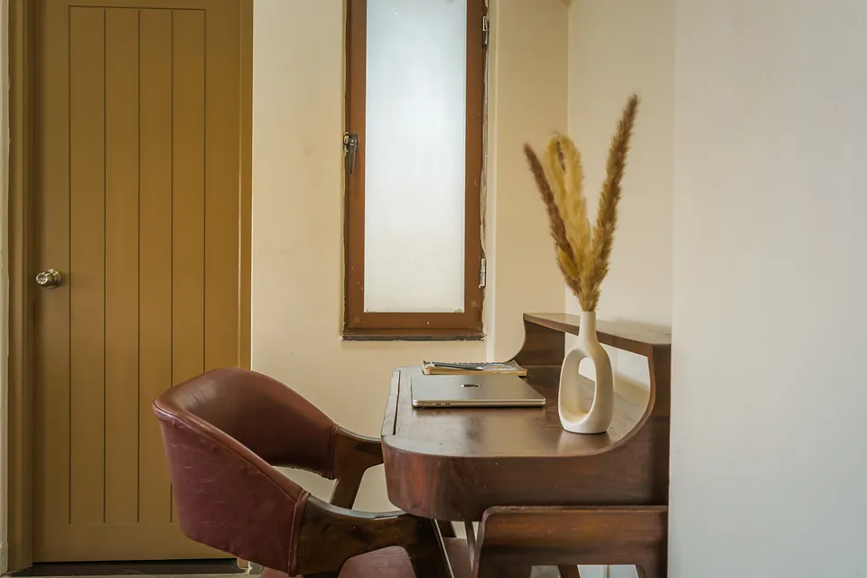 Writing desk in the Premier Room