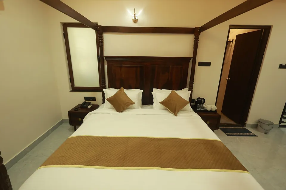 Signature Room with four-poster bed at Hotel Jigyasa Palace